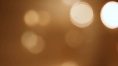 Zengin kahverengi ve altın bokeh arkaplan, tasarımlarınıza sıcaklık ve derinlik eklemek için mükemmel.