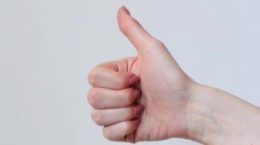 Beyaz bir arka planda baş parmağı olan el hareketi. Yüksek kalite 4k görüntü