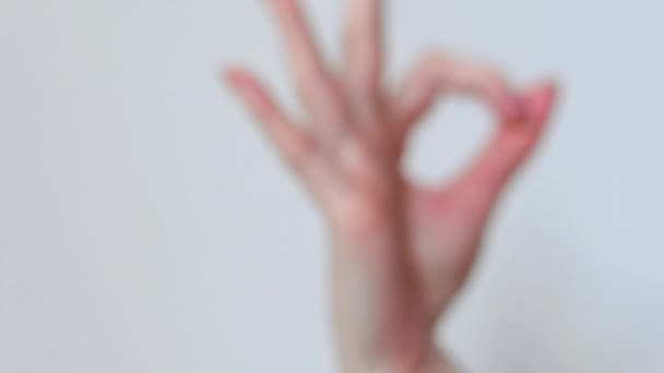 手的手势在白色背景下形成好的手势 — 图库视频影像