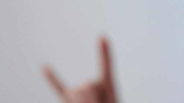 Камень Руке Знак Жеста Белом Фоне Символ Музыки Концертов Высококачественные — стоковое видео