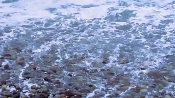 Відео Бурхливих Хвиль Розбилося Штормовому Морі Захопленому Похмурий День Високоякісні — стокове відео