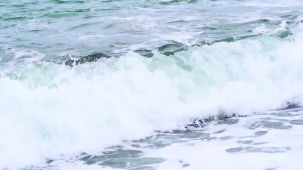 Neklidné Vlny Bičovat Oblázkové Pobřeží Ukazuje Krásu Sílu Oceánu Vysoce — Stock video