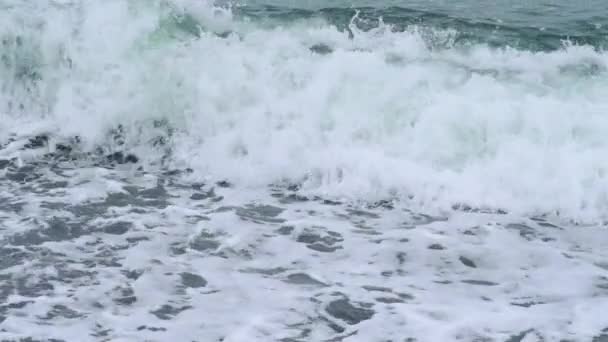 海の美しさとパワーを示す小石の海岸線に対して落ち着かない波 良質の4K映像 — ストック動画