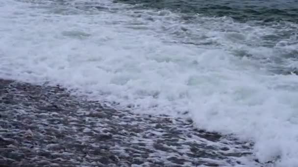 嵐の海で激しい波が衝突するビデオは 暗い日に撮影されました 高品質の4K映像 — ストック動画
