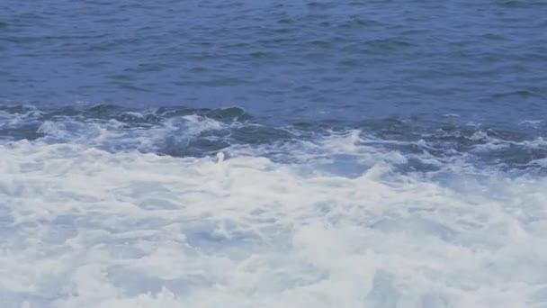 在一个阴郁的日子里 在汹涌的大海中 湍流汹涌的海浪冲撞的录像被拍摄到 高质量的4K镜头 — 图库视频影像