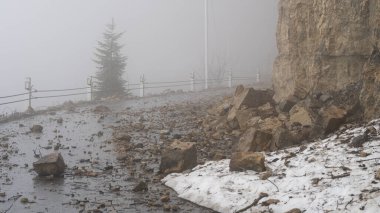 Sis görkemli dağ zirvelerini sarar, mistik ve huzurlu bir manzara yaratır.