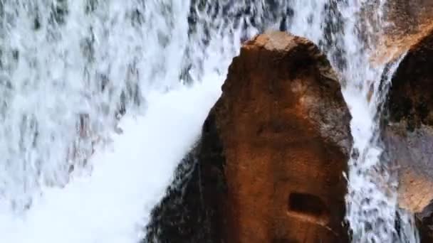 Cascatas Cachoeira Descem Falésias Montanha Oferecendo Beleza Cênica Natureza — Vídeo de Stock