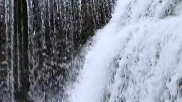 Cascata Cascate Giù Scogliere Montagna Offrendo Bellezza Paesaggistica Natura — Video Stock