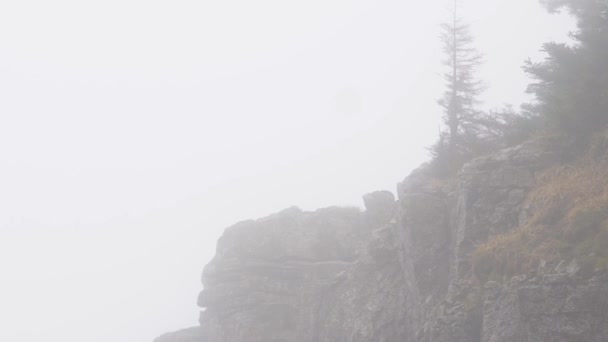 Gruesa Niebla Cubre Las Majestuosas Montañas Creando Ambiente Místico — Vídeos de Stock