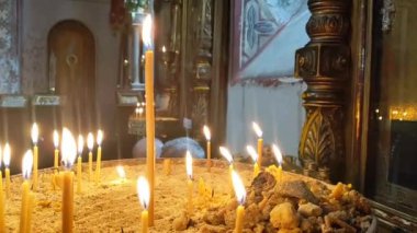 Ortodoks mumları kilisede yanıyor, kutsal Paskalya günü.