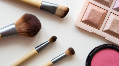 Beyaz arka planda tahta organik makyaj fırçaları. Çevre dostu, sürdürülebilir güzellik araçları.