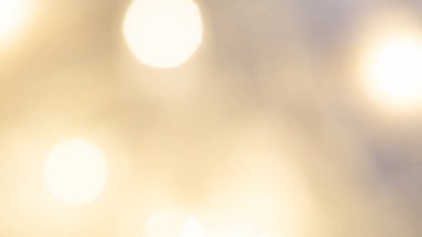 Yumuşak, parıldayan ışıklarla altın renkli arka plan sıcak, rüya gibi ve zarif bir ortam yaratıyor.