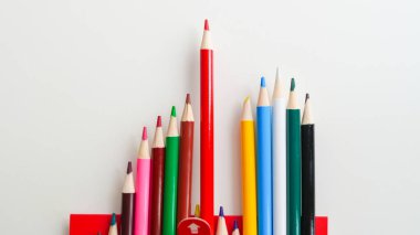 Beyaz arka planda renkli kalemler, sanat gelişimi için mükemmel.