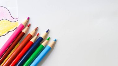 Beyaz arka planda renkli kalemler, sanat gelişimi için mükemmel.