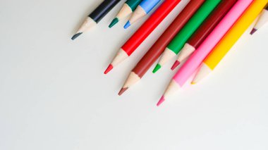 Beyaz arka planda renkli kalemler, sanat gelişimi için mükemmel.