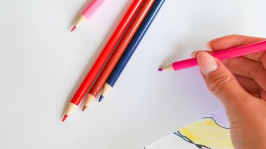 Beyaz arka planda renkli kalemler, sanat gelişimi için mükemmel.