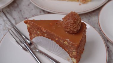 Samimi bir kafede, masada nefis bir pasta, ara vermek için mükemmel.