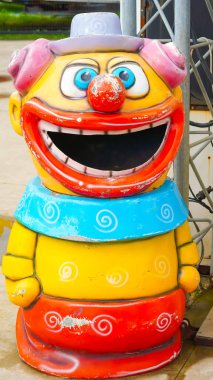 Lunaparktaki palyaço heykeli ziyaretçiler için canlı ve neşeli bir cazibe.