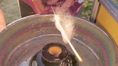 Parkta pamuk helva örülmüş, her yaş için zevkli bir ikram, eğlenceli ve şenlikli..