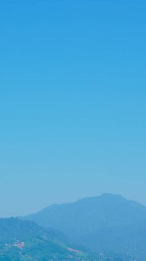 Minimalist mavi arkaplan. Huzurlu dağlar, sakin ve sakin bir manzara.