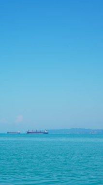 Sersemletici deniz ve dağ manzaralı, sakin bir kaçış için mükemmel bir liman.