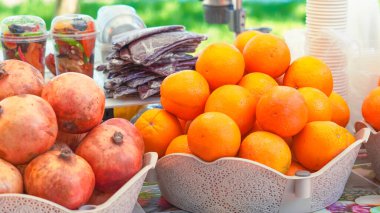 Plastik bardaklarda meyve ve böğürtlen. Sıcak bir gün için mükemmel....