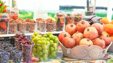 Plastik bardaklarda meyve ve böğürtlen. Sıcak bir gün için mükemmel....