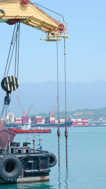 Gemi limanda, güverte yaz güneşinde yıkandı, sakin ve huzurlu..