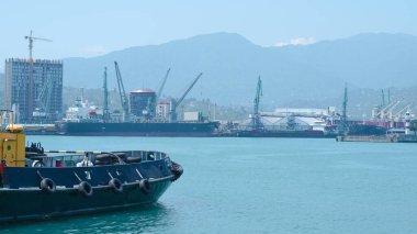 Gemi limanda, güverte yaz güneşinde yıkandı, sakin ve huzurlu..