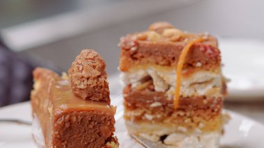 Samimi bir kafede, masada nefis bir pasta, ara vermek için mükemmel.