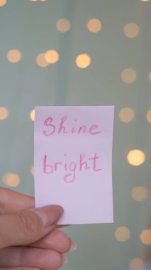 Pembe etiket üzerindeki motivasyon alıntısı. İnan..