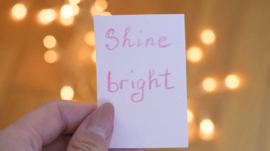 Pembe etiket üzerindeki motivasyon alıntısı. İnan..