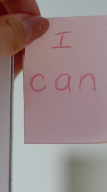 Pembe etiket üzerindeki motivasyon alıntısını yapabilirim.