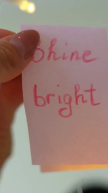 Pembe etiket üzerine motivasyon alıntısı.