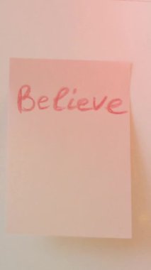  Pembe etiket üzerine motivasyon alıntısı..