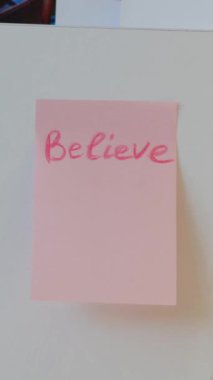  Pembe etiket üzerine motivasyon alıntısı..