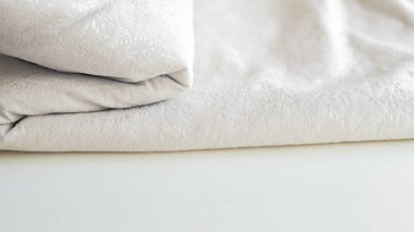 Minimalist beyaz buruşuk kumaş desenli.