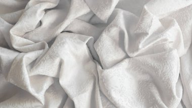 Minimalist beyaz buruşuk kumaş desenli.