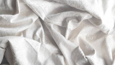 Minimalist beyaz buruşuk kumaş desenli.