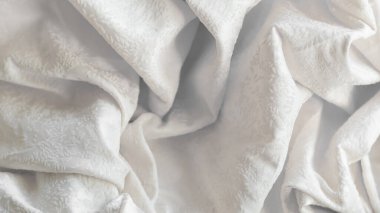 Minimalist beyaz buruşuk kumaş desenli.