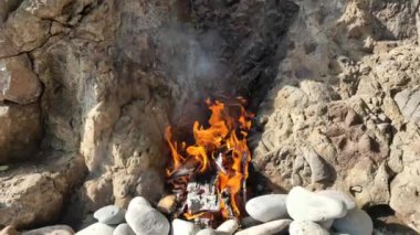 Kayalarda kamp ateşi, yürüyüş konsepti.