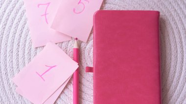 Sayı analizi kavramına sahip pembe çıkartmalar.