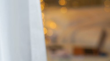 Bokeh çelenk ışıkları ve arka planı olan rahat yatak odası..