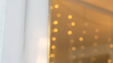 Bokeh çelenk ışıkları ve arka planı olan rahat yatak odası..