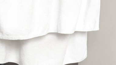 Otel temizlik servisindeki beyaz havlular misafirler için hijyen ve konfor sağlar....