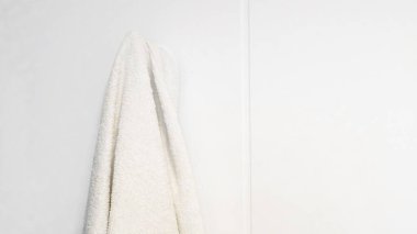 Otel temizlik servisindeki beyaz havlular misafirler için hijyen ve konfor sağlar....