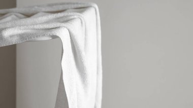 Otel temizlik servisindeki beyaz havlular misafirler için hijyen ve konfor sağlar....