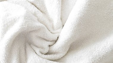 Otel temizlik servisindeki beyaz havlular misafirler için hijyen ve konfor sağlar....