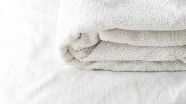Otel temizlik servisindeki beyaz havlular misafirler için hijyen ve konfor sağlar....