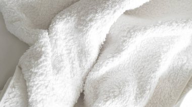 Otel temizlik servisindeki beyaz havlular misafirler için hijyen ve konfor sağlar....